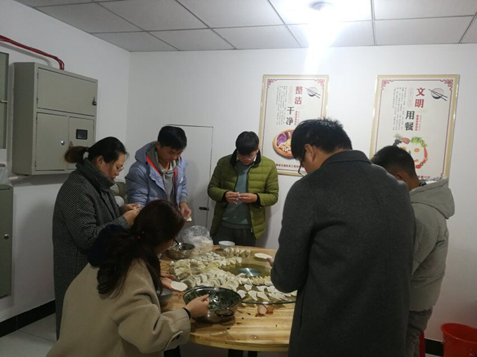 冬至陽生春又來，溫暖感恩促情誼——廣德路項目部舉辦包餃子活動